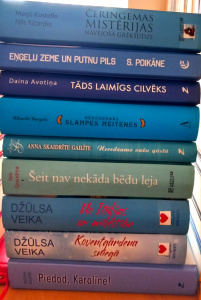 Zilas grāmatas.