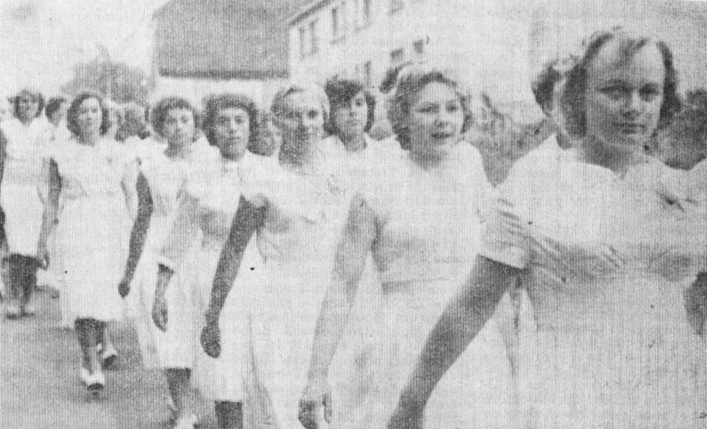 Pilngadīgo gājiens dodas uz Alūksnes Pils salu, attēls no laikraksta Padomju Alūksne, 1961. gada 24. jūnija numura.