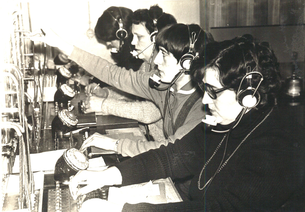 Alūksnes telefonistes. No labās: Aina Dmitrijeva, Laima Bice (Tiltiņa), Ausma Skamba, Rima Pustolaja, 1970. gadu sākums.