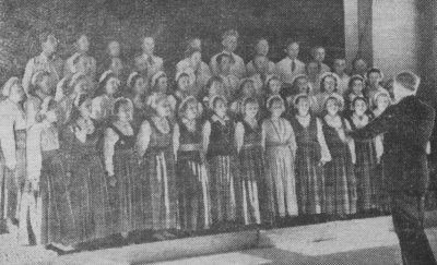 Skolotāju nama koris rajona Dziesmu svētku dziesmu karā. Attēls: Padomju Alūksne, 1950. gada 18. jūlijs.