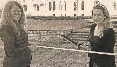Gaismas pils atklāšanas lentas digitālā griešana pie Alūksnes Jaunās pils, kreisajā pusē laikraksta "Malienas Ziņas" reportiere Sandra Apine. Attēls: Malienas Ziņas, 2014. gada 8. jūnijs.