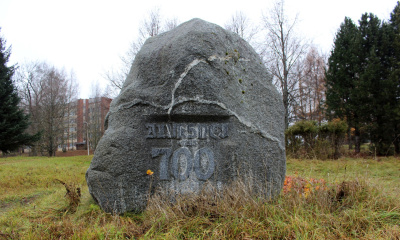 Alūksnes 700 gadu piemiņas akmens, gads nezināms. Foto no: zelcs.lv.