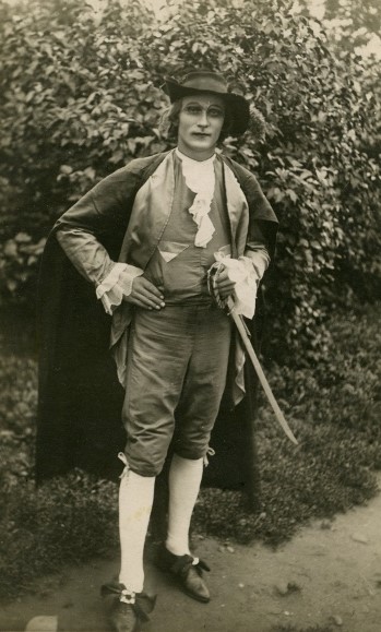 Alūksnes pašdarbības teātra iestudētās izrādes “Skapēna nedarbi” aktieris, 1925. gada 15. augusts. Foto: Digitālā bibliotēka.