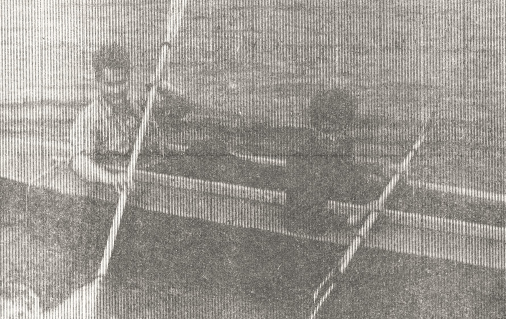 Students Dzintars Gerics ar ceļabiedru šķērso Alūksnes ezeru, lai laivotu līdz Rīgai. Attēls: Padomju Alūksne, 1960. gada 16. augusts.