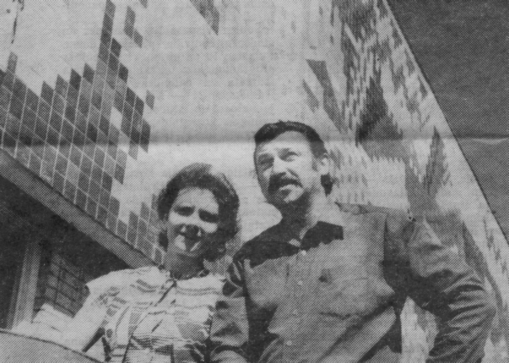 Mākslinieki Dz.Galindone un G.Mūrnieks pie jaunizveidotās mozaīkas sienas Alūksnē. Attēls: Oktobra Karogs, 1985. gada 3. augusts.