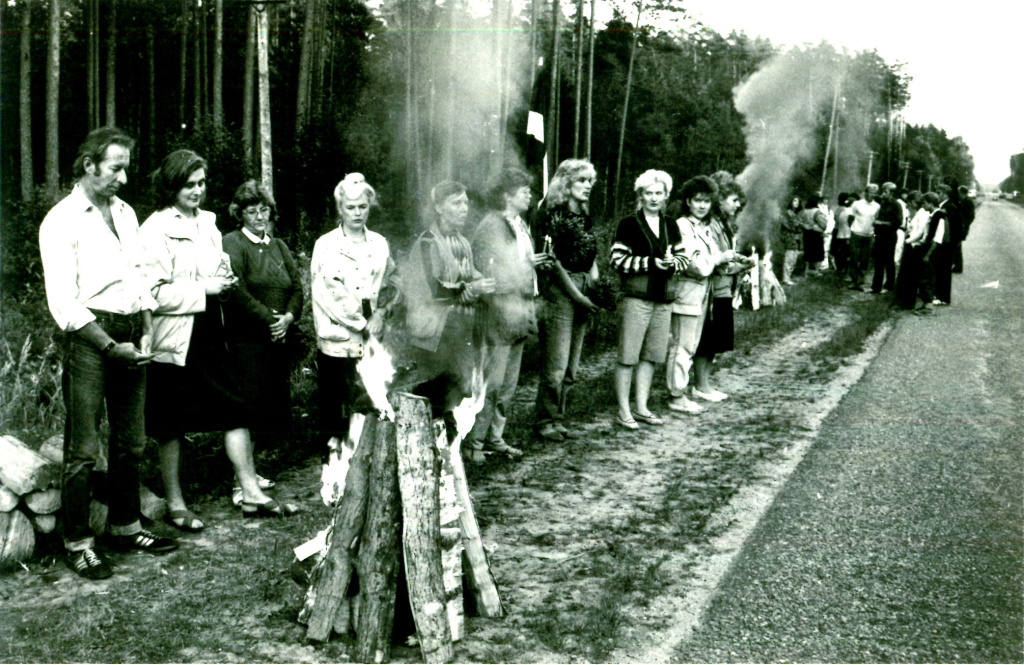 Alūksnieši Baltijas ceļā 1989. gada 23. augustā. Alvita Grīvnieka foto, Alūksnes novada bibliotēkas digitālais krājums.