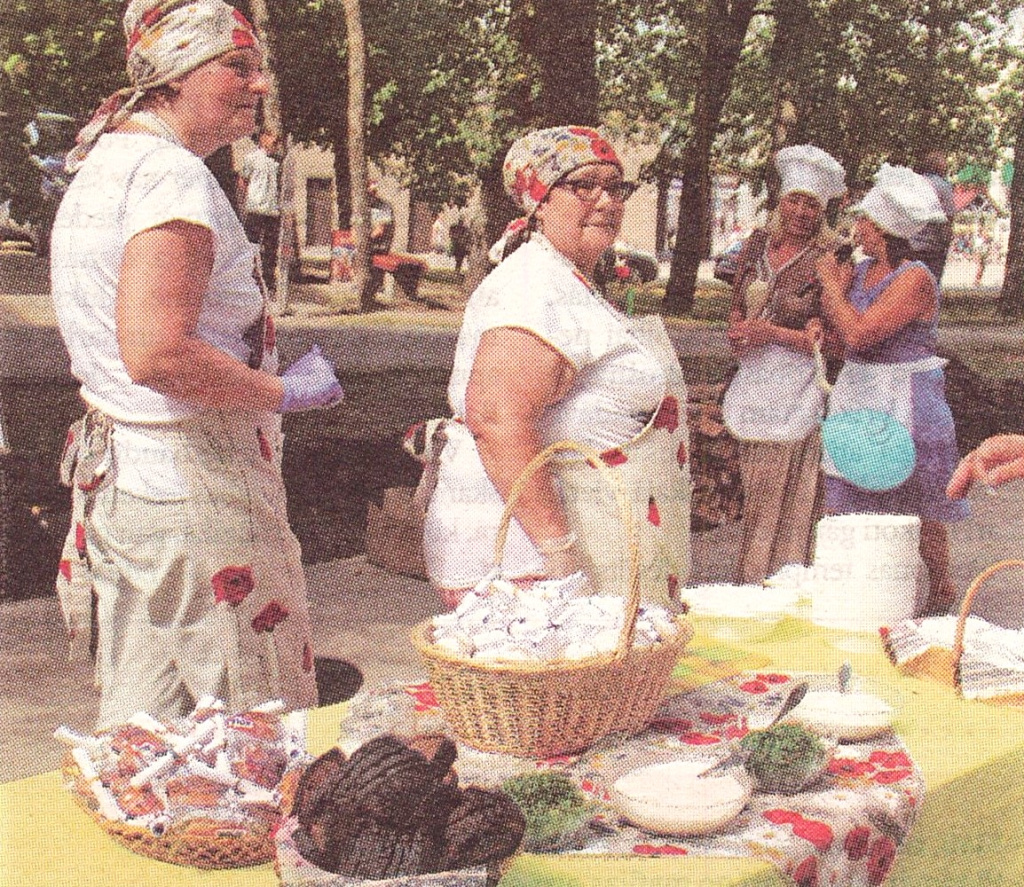 Jaunlaicenietes Iveta Šķepaste un Māra Svārupe festivālā “Alūksnes smeķis”, piedaloties ar zupu “Gaļas klučku vira”. Attēls: Alūksnes Ziņas, 2018. gada 10. augusts.