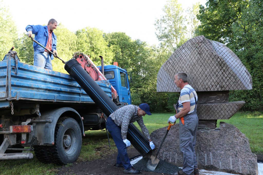 Akmens skulptūru pārvešana uz Saules dārzu, 2020. gada augusts. Foto: aluksniesiem.lv.