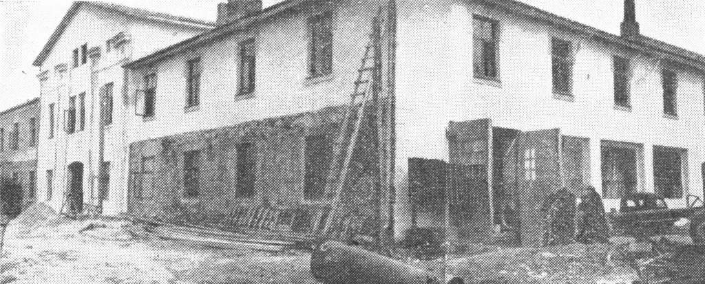 Rajona rūpniecības kombināta vajadzībām pārbūvētā bijusī R.Šlosa uzņēma ēka Dzirnavu ielā 7. Attēls: Padomju Alūksne, 1958. gada 11. septembris. 
