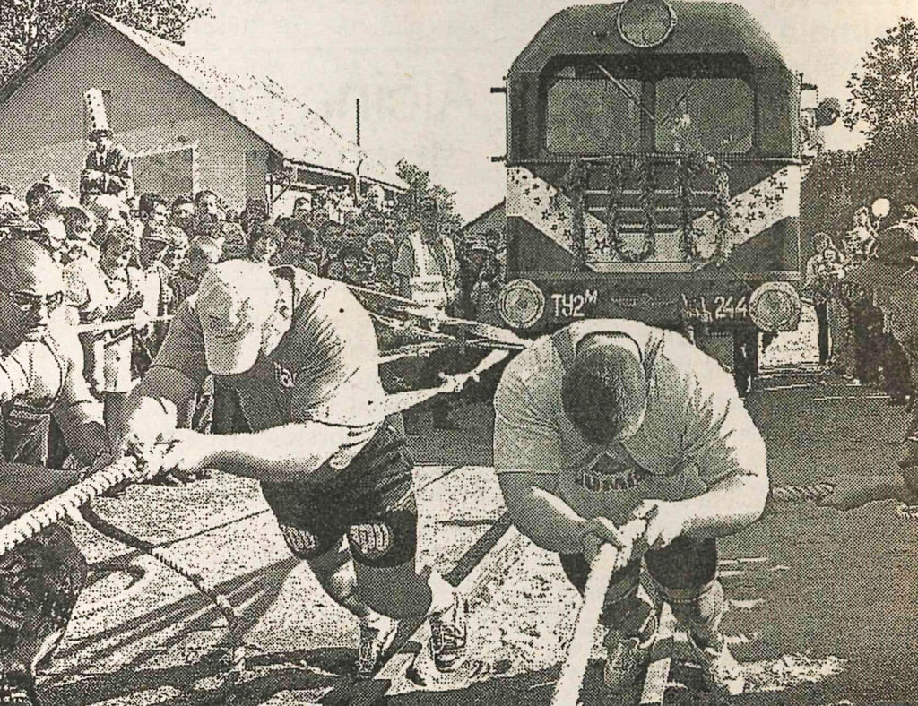Spēkavīrs Raimonds Bergmanis ar palīgu velk Bānīti ar pasažieriem vilcieniņa simtgades svinībās. Attēls: Malienas Ziņas, 2003. gada 9. septembris.