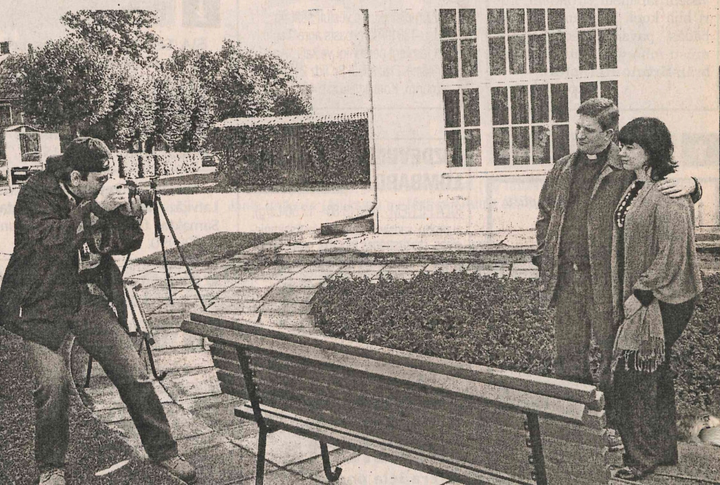 Akcijas “Viena diena Latvijā. Pēc 20 gadiem” fotogrāfs Raimo Lielbriedis iemūžina Alūksnes ev. lut. draudzes mācītāju Ati Grīnbergu ar dzīvesbiedri. Attēls: Malienas Ziņas, 2007. gada 11. septembris.