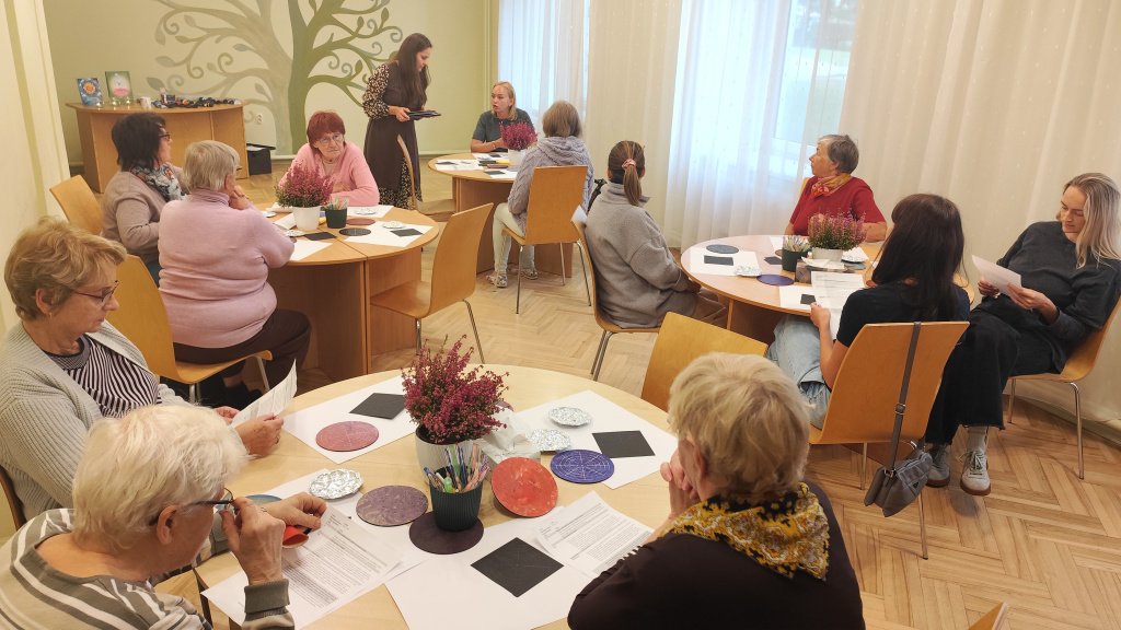Baibas Balodes punktiņmandalu meistarklase Alūksnes novada bibliotēkā.