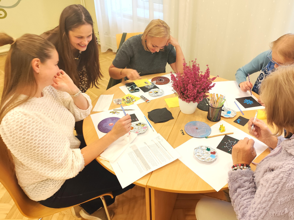 Baibas Balodes punktiņmandalu meistarklase Alūksnes novada bibliotēkā.