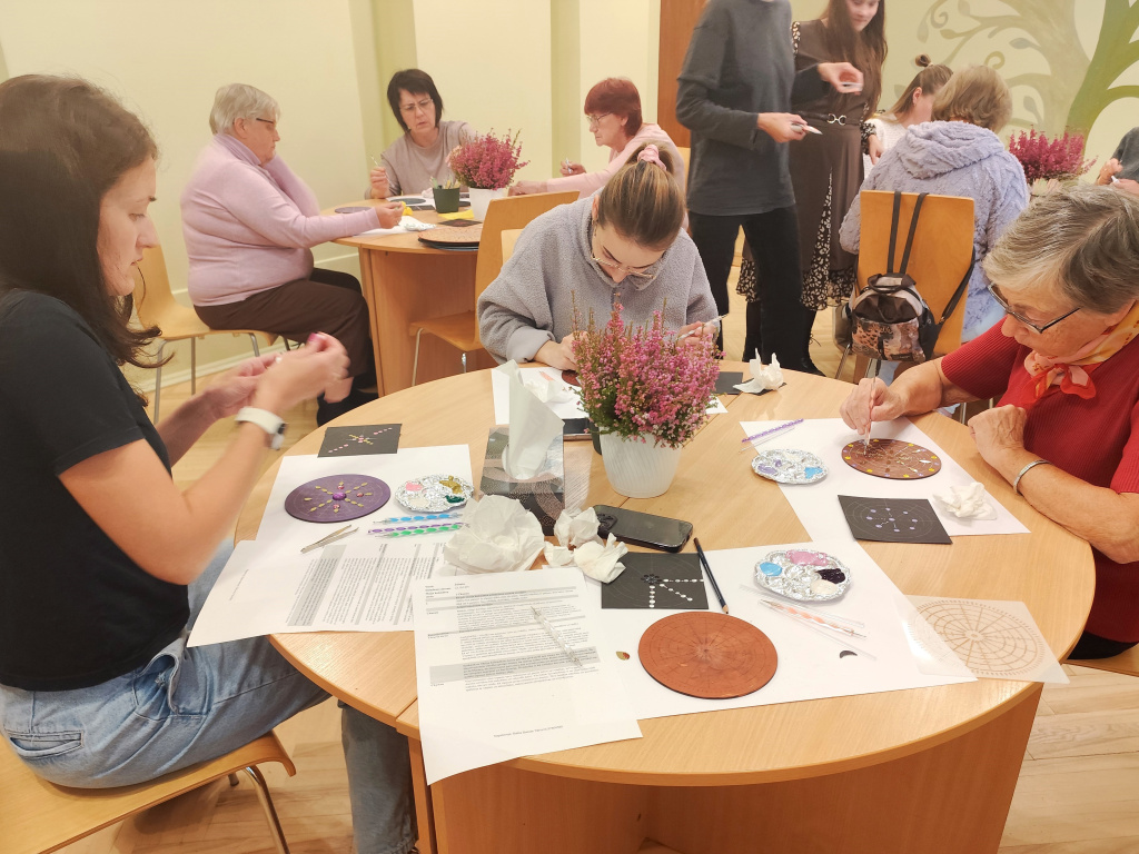 Baibas Balodes punktiņmandalu meistarklase Alūksnes novada bibliotēkā.