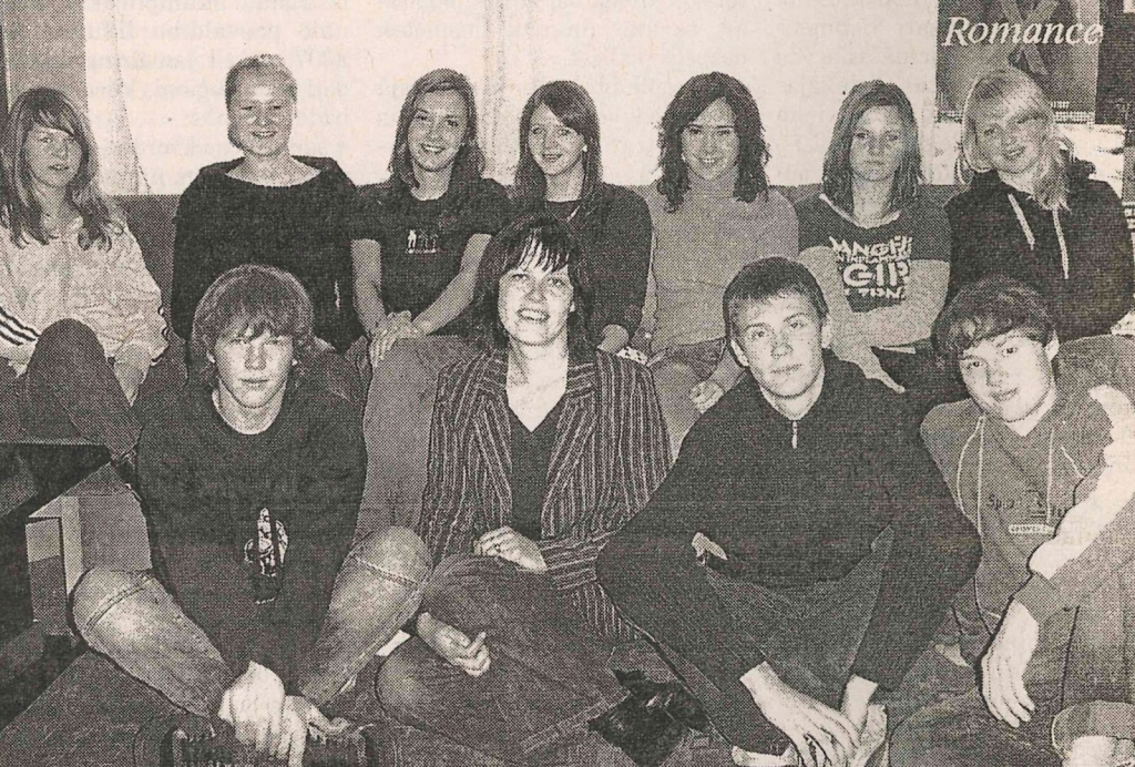 ABJC jauniešu kluba “The Others” dalībnieki un izglītības metodiķe jaunatnes darbā Iveta Baltā. Attēls: Malienas Ziņas, 2005. gada 27. oktobris.