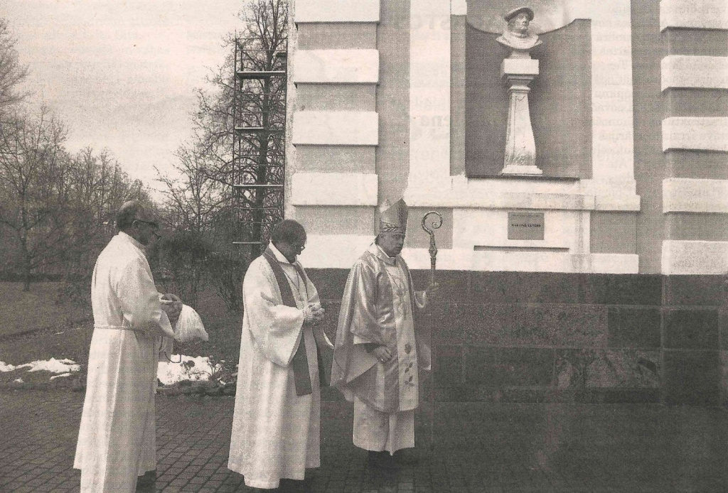 Daugavpils diacēzes bīskaps Einārs Alpe (no labās) un Alūksnes ev. luteriskās baznīcas mācītājs Magnuss Bengtssons pie Mārtiņa Lutera krūšutēla. Attēls: Malienas Ziņas, 2017. gada 31. oktobris.