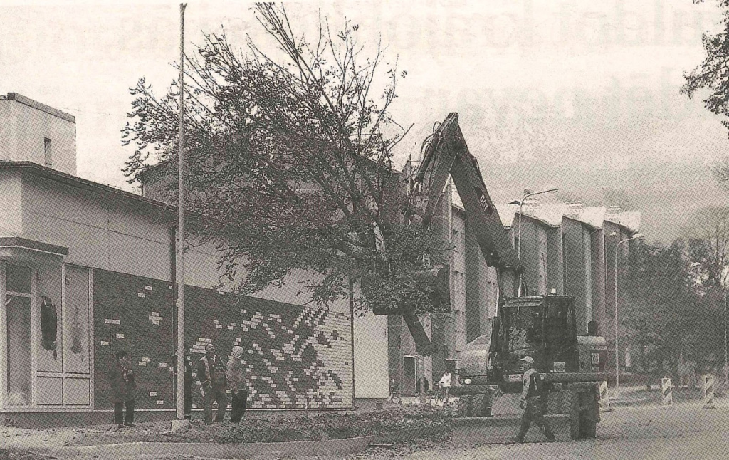 Pils ielas rekonstrukcijas projekta laikā bojātos kastaņus izrauj, to vietā stādīs pīlādžus. Attēls: Alūksnes Ziņas, 2013. gada 18. oktobris. 