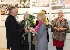 Direktors Ojārs Vēliņš Alūksnes Mākslas skolas 30 gadu jubilejai veltītās izstādes atklāšanā. Foto: aluksniesiem.lv, 2020. gada oktobris.