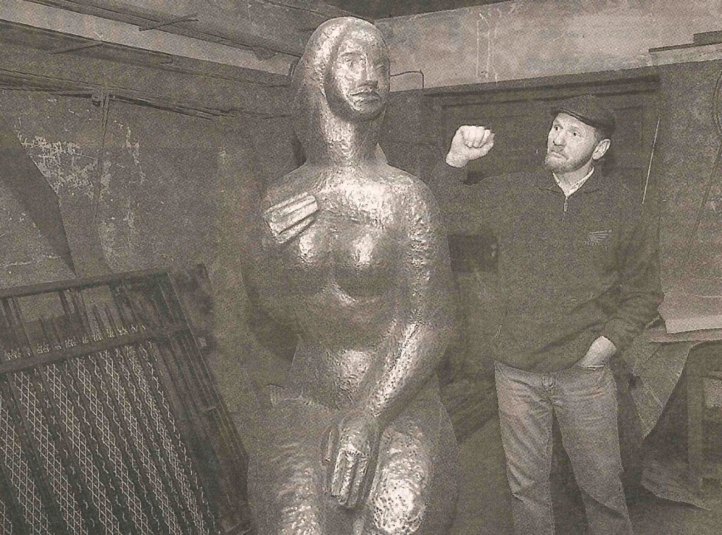 Kalēja amata meistars Laimonis Bāliņš pie restaurētās R.Sviles skulptūras “Nāra”. Attēls: Alūksnes Ziņas, 2010. gada 29. oktobris.