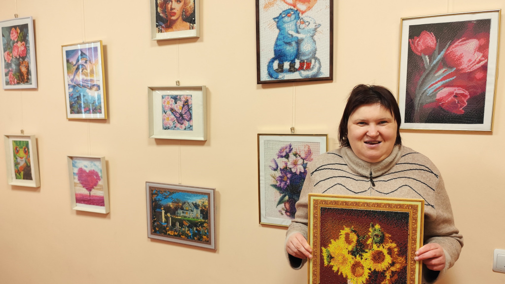 Olga Lodziņa pie savas izstādes Alūksnes novada bibliotēkā.