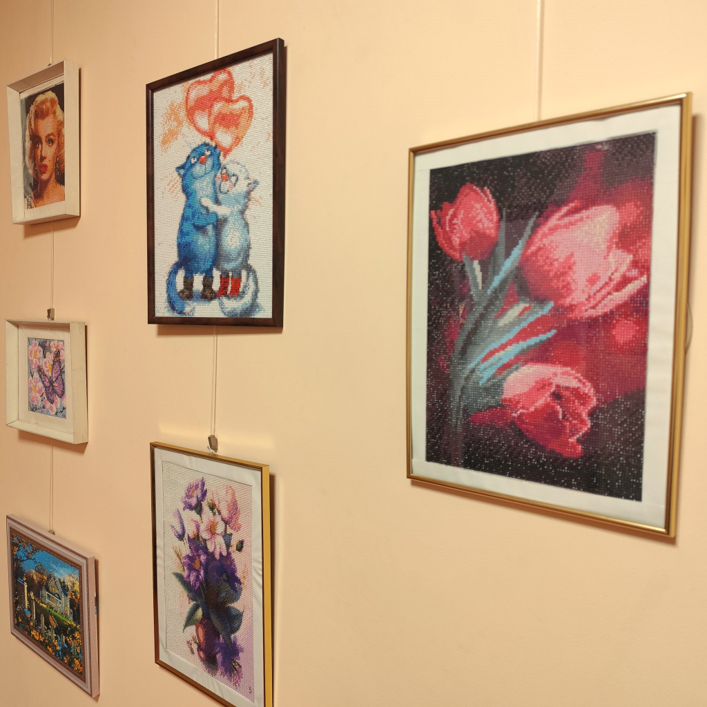 Olgas Lodziņas izstāde Alūksnes novada bibliotēkā.