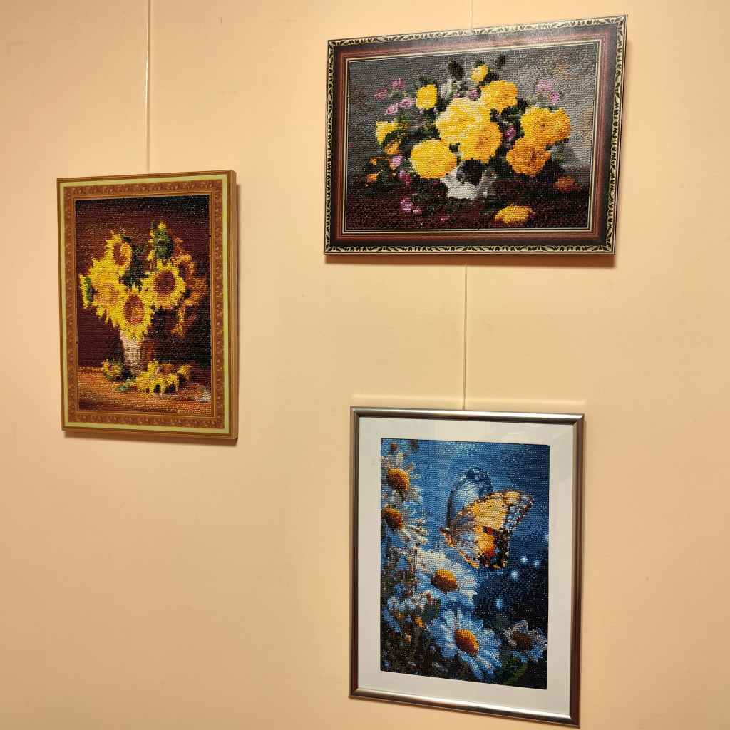 Olgas Lodziņas izstāde Alūksnes novada bibliotēkā.