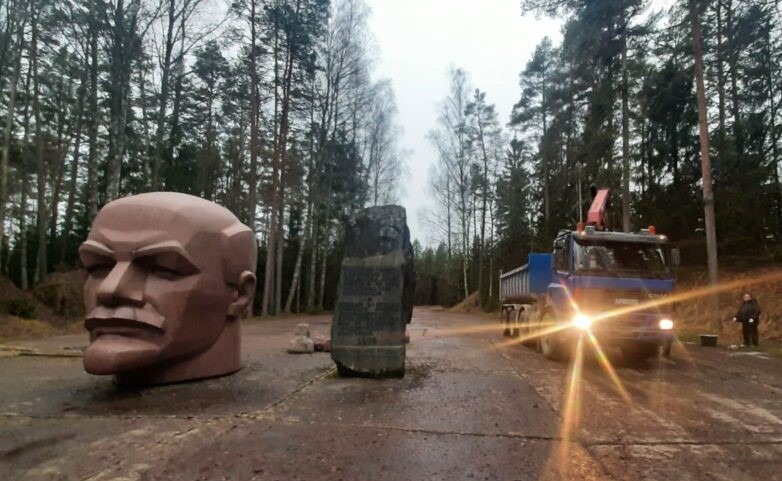 Pieminekļi, kas atzīti par saglabājamiem, pārvietoti uz Zeltiņu raķešu bāzes teritoriju. Foto: aluksniesiem.lv