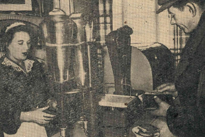 Apmeklētājs iepērkas jaunajā Alūksnes kafejnīcā. Attēls: Padomju Alūksne, 11.11.1958.