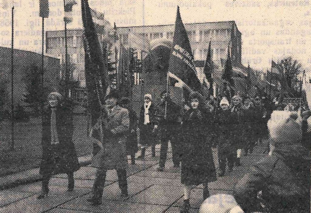 Oktobra svētku demonstrācija Alūksnē. Attēls: Oktobra Karogs, 19.11.1985.