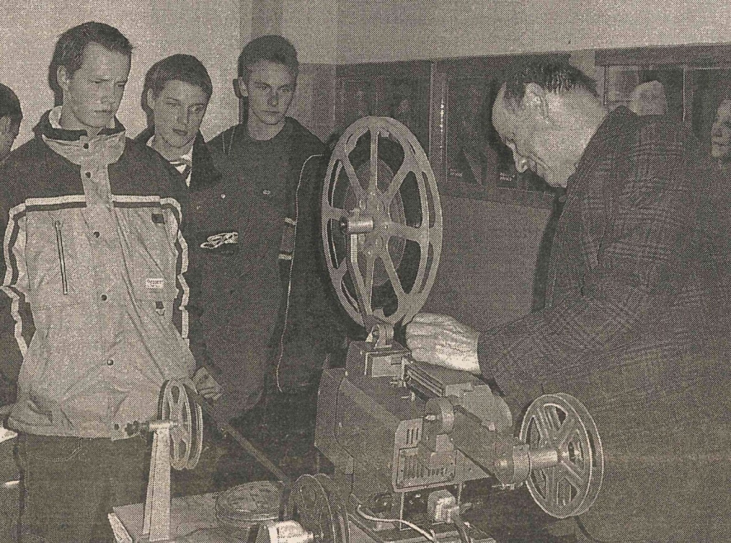 Kinoteātra “Liesma” 45 gadu atcerei veltītā izstāde un tās apmeklētāji - Alūksnes vidusskolas 11.b klases skolēni. Attēls: Malienas Ziņas, 1.11.2003.