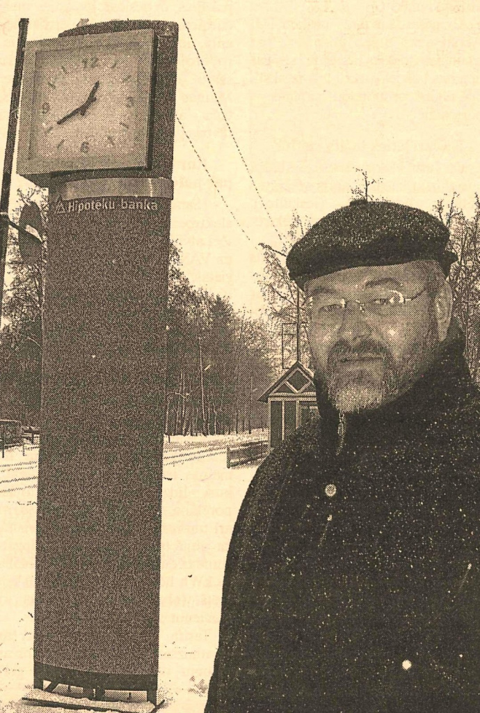 Alūksnes pilsētas domes priekšsēdētājs Guntārs Bērziņš pie Alūksnes jaunā pulksteņa. Attēls: Malienas Ziņas, 13.12.2003.