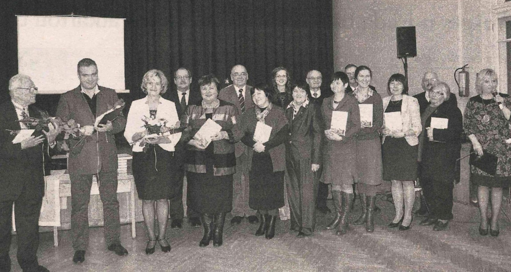 Grupa autoru kopā ar grāmatas “Kultūrvēstures avoti un Alūksnes novads” sastādītājiem akadēmiķiem Saulvedi Cimermani, Daci Markus un apgāda “LZA” vēstis galveno redaktoru Arno Jundzi grāmatas atvēršanas svētkos 4. decembrī. Attēls: Malienas Ziņas, 10.12.2013.