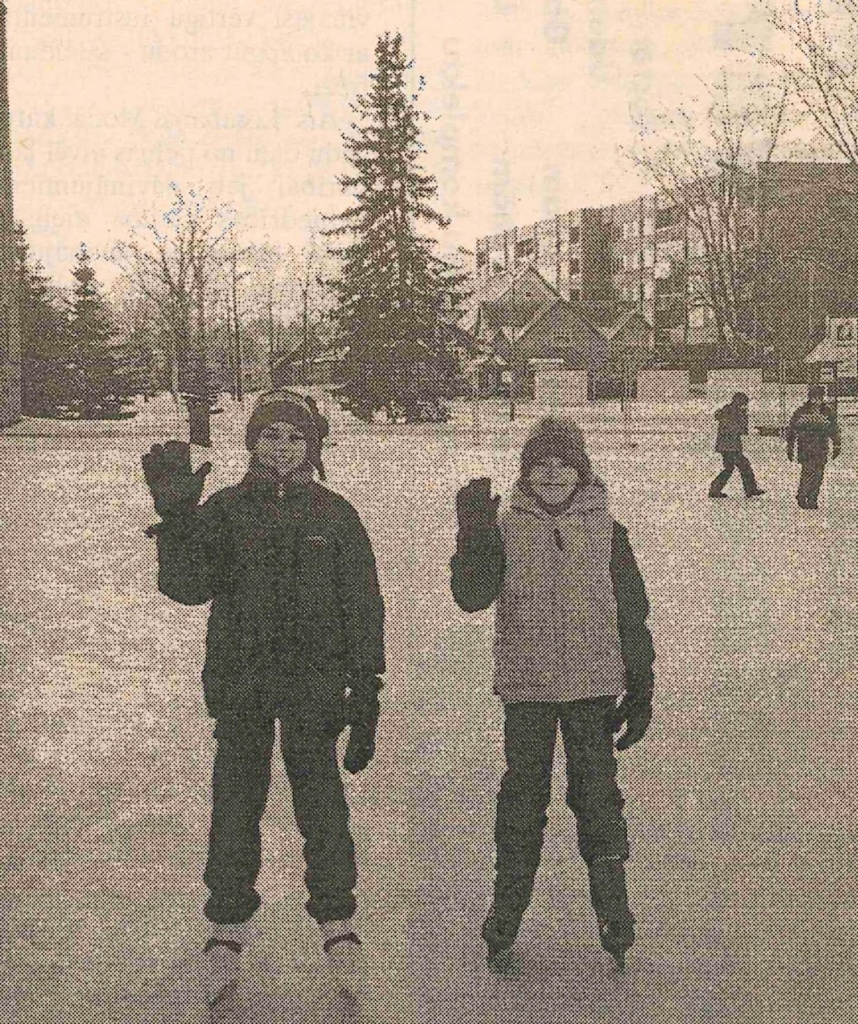 Slidotava pie administrativas ēkas. Attēls: Malienas Ziņas, 21.12.2002.