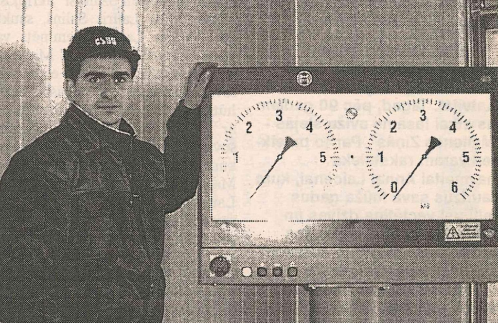 Ierīce uzrāda riteņu bremzēšanas spēku jaunajā tehniskās apskates stacijā. Attēls: Malienas Ziņas, 21.12.2002.