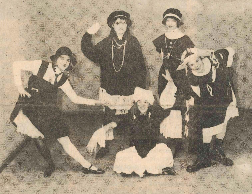 Nepieradinātās modes konkursa uzvarētāji no Alūksnes 1. vidusskolas - “Melni baltais un balti melnais”. Attēls: Malienas Ziņas, 10.12.1994.