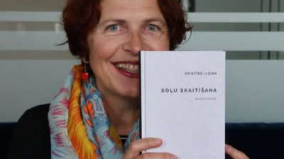 Kristīne Ilziņa ar grāmatu "Soļu skaitīšana".