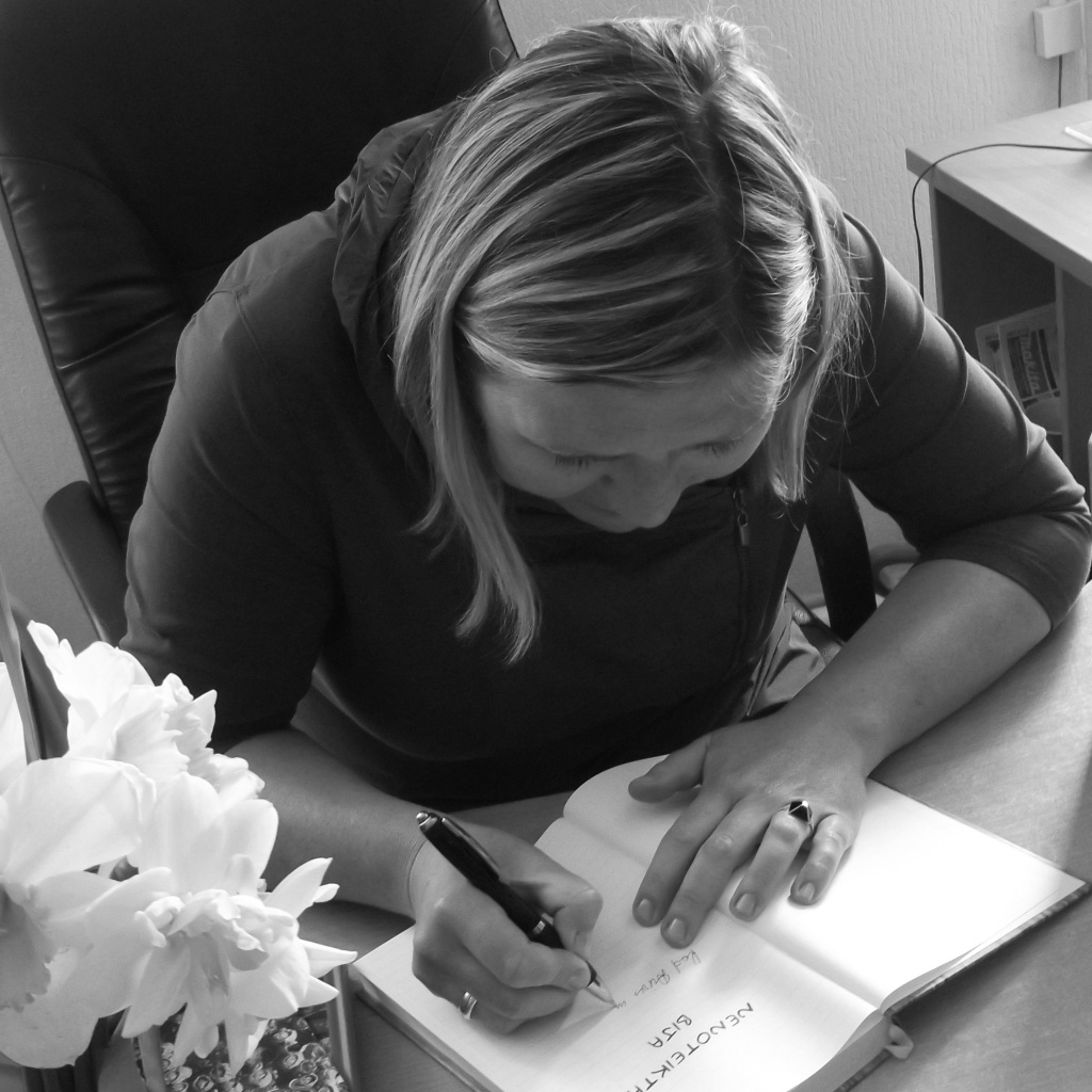 Nora Ikstena Alūksnes novada bibliotēkā 2015. gada 22. maijā.